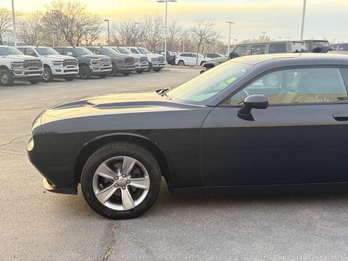 Used 2016 Dodge Challenger SXT image 10