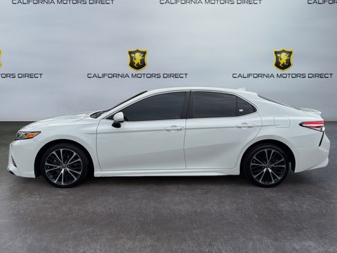 Used 2020 Toyota Camry SE w/ Carpet Mat Package FWD image 2