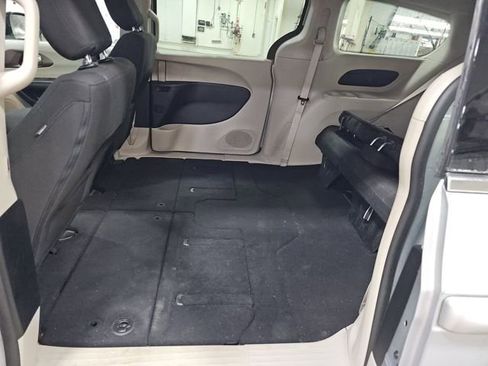 Used 2023 Chrysler Voyager LX image 8