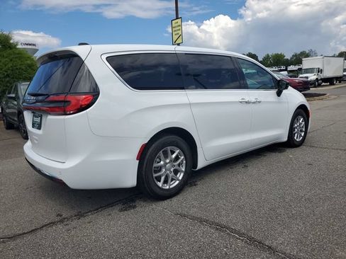 New 2026 Chrysler Pacifica Select FWD image 6