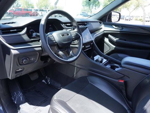 Used 2025 Jeep Grand Cherokee L Altitude RWD image 18