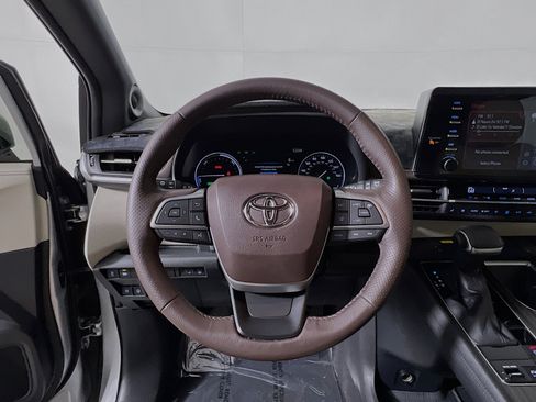 Used 2021 Toyota Sienna Platinum image 18