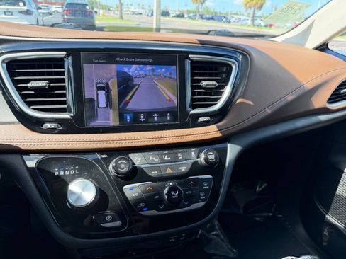 Used 2019 Chrysler Pacifica Limited w/ Tire & Wheel Group FWD image 37