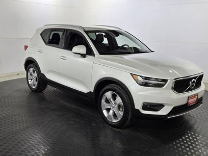 Used 2022 Volvo XC40 T5 Momentum