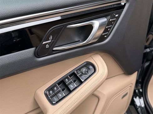 Used 2025 Porsche Macan image 17