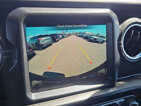 Used 2023 Jeep Wrangler Unlimited Sahara w/ Cold Weather Group AWD/4WD image 16