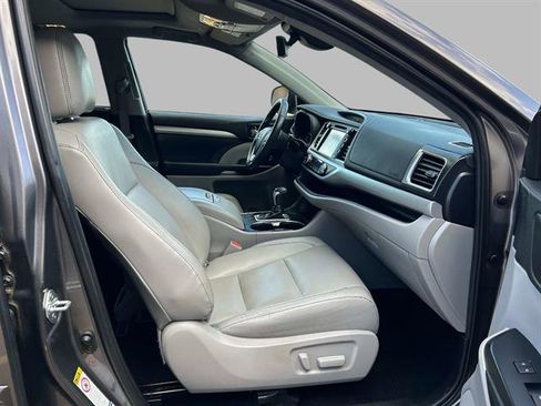Used 2019 Toyota Highlander XLE image 17