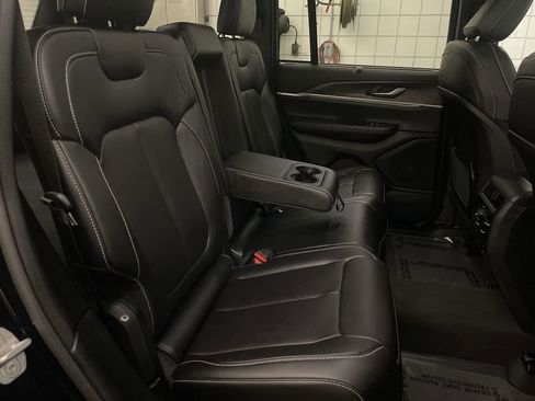 Used 2024 Jeep Grand Cherokee Limited w/ Luxury Tech Group II image 20