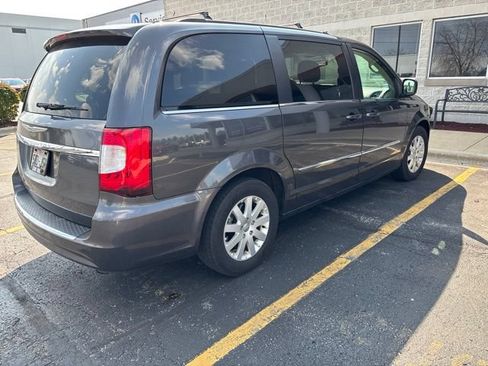 Used 2016 Chrysler Town & Country Touring FWD image 5
