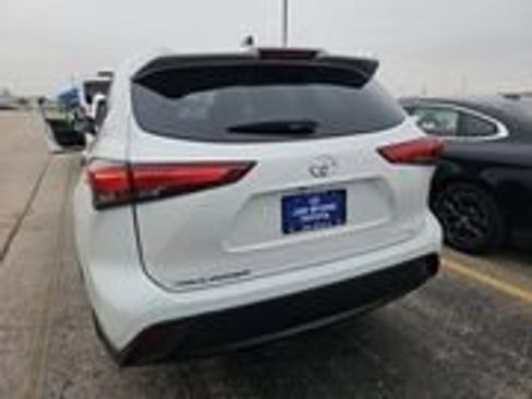 Used 2023 Toyota Highlander LE image 5