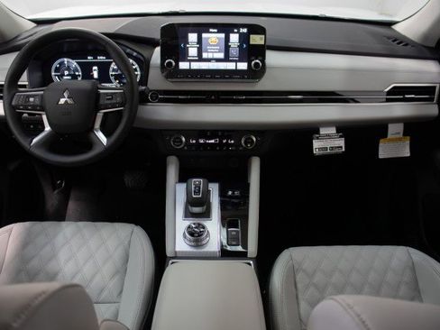 New 2025 Mitsubishi Outlander SE image 39