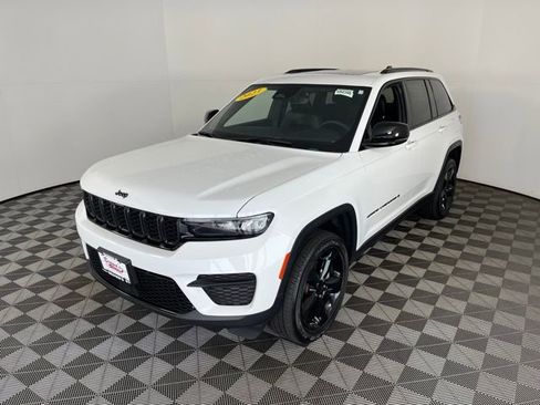 Used 2023 Jeep Grand Cherokee Altitude AWD/4WD image 3