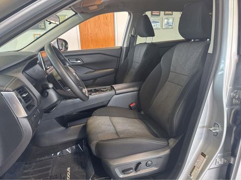 Used 2024 Nissan Rogue SV image 4