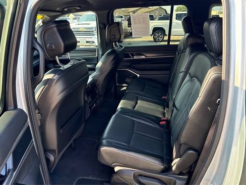Used 2024 Jeep Wagoneer L Series III w/ Flexible Seating Group AWD/4WD image 10