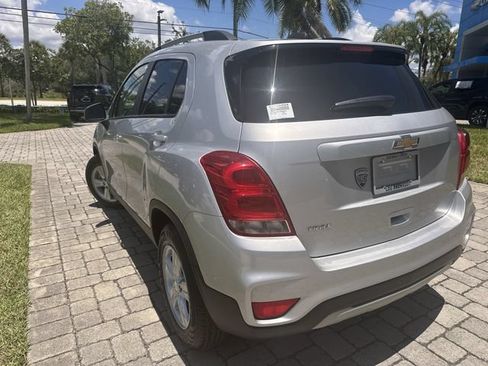 Used 2022 Chevrolet Trax LT w/ LT Convenience Package FWD image 12