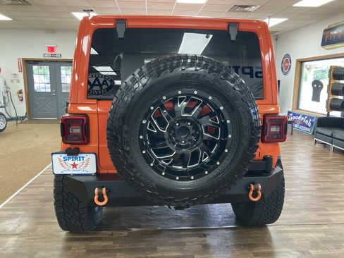 Used 2018 Jeep Wrangler Unlimited Sahara AWD/4WD image 7