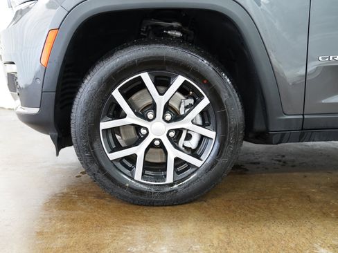 Certified 2024 Jeep Grand Cherokee L Limited w/ Luxury Tech Group II image 16