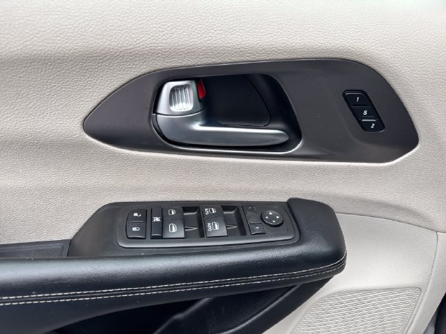 Used 2022 Chrysler Pacifica Touring-L FWD image 11