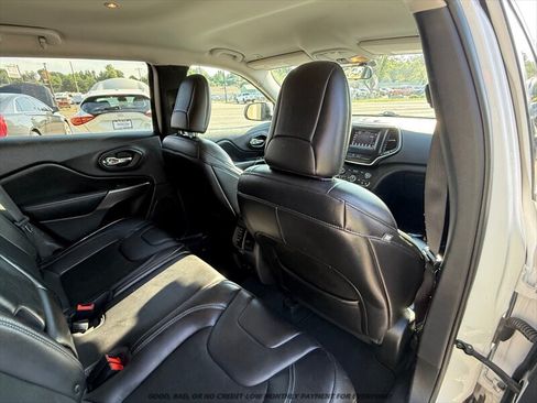 Used 2019 Jeep Cherokee Latitude Plus AWD/4WD image 18