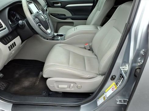 Used 2014 Toyota Highlander XLE image 16