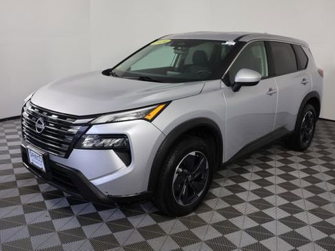 Used 2024 Nissan Rogue SV image 4