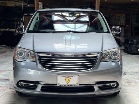 Used 2015 Chrysler Town & Country Limited Platinum FWD image 3