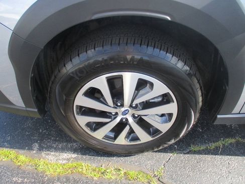 Used 2025 Subaru Outback Premium AWD/4WD image 33