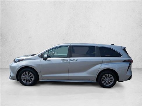 Used 2024 Toyota Sienna LE FWD image 9