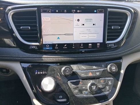 Used 2023 Chrysler Pacifica Limited FWD image 24