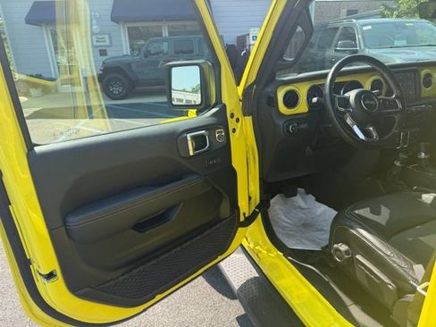 Used 2022 Jeep Wrangler Unlimited Sahara w/ Dual Top Group AWD/4WD image 9