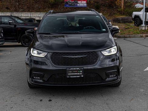 Used 2023 Chrysler Pacifica Touring-L w/ S Appearance Package image 2