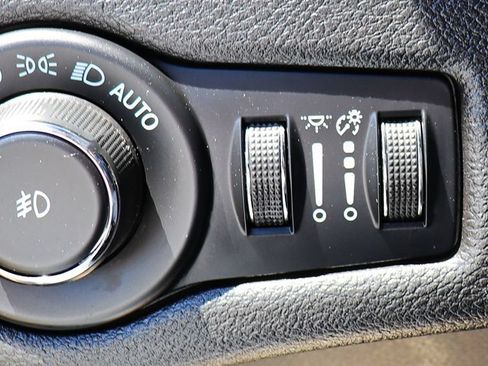 Used 2021 Jeep Cherokee Latitude Lux w/ Comfort/Convenience Group AWD/4WD image 42