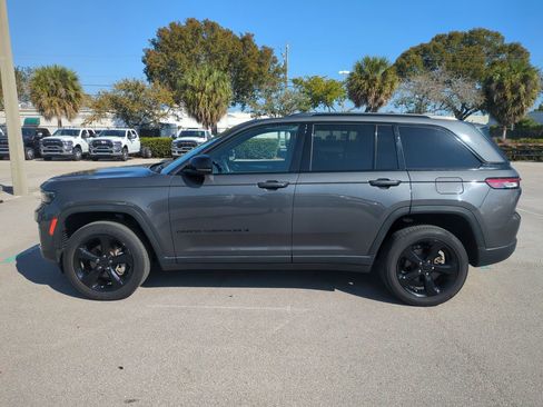 Used 2022 Jeep Grand Cherokee Altitude image 9