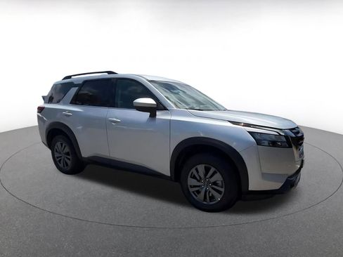 Used 2025 Nissan Pathfinder SV FWD image 2