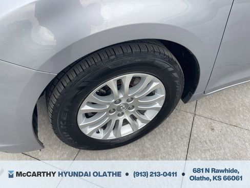 Used 2017 Toyota Sienna XLE image 21