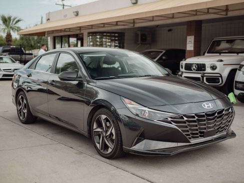 Used 2021 Hyundai Elantra SEL w/ Convenience + Premium Package FWD image 2
