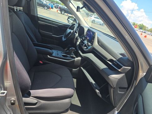 Used 2024 Toyota Highlander LE FWD image 6