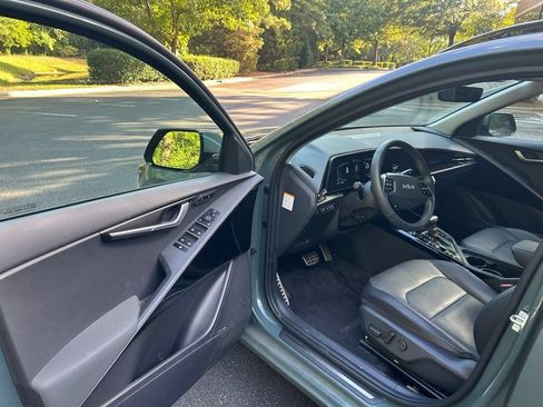 Used 2023 Kia Niro SX Touring FWD image 5