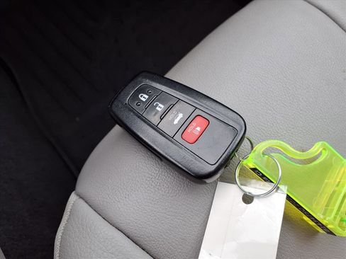 Used 2022 Toyota Camry XLE image 21