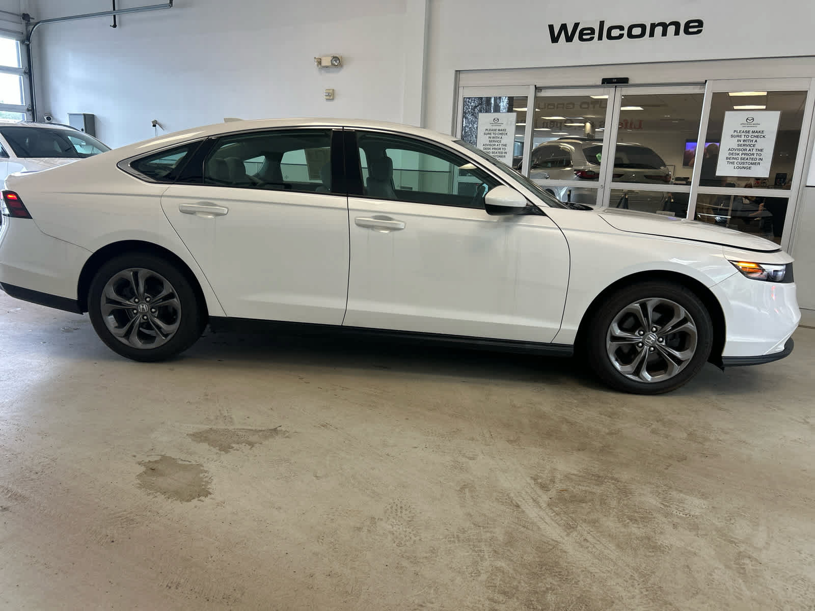 Used 2023 Honda Accord EX image 4