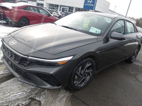 Certified 2025 Hyundai Elantra SEL image 3