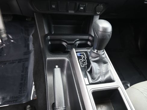 Used 2022 Toyota Tacoma SR5 w/ SR5 Appearance Package (SM) image 17