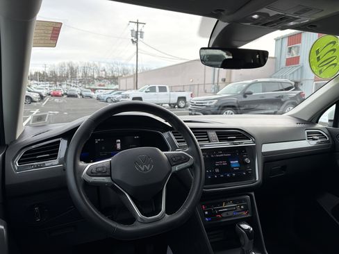 Certified 2022 Volkswagen Tiguan SE w/ Panoramic Sunroof Package image 15