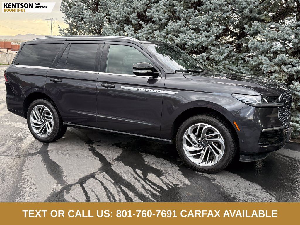 Used 2025 Lincoln Navigator Reserve AWD/4WD image 11