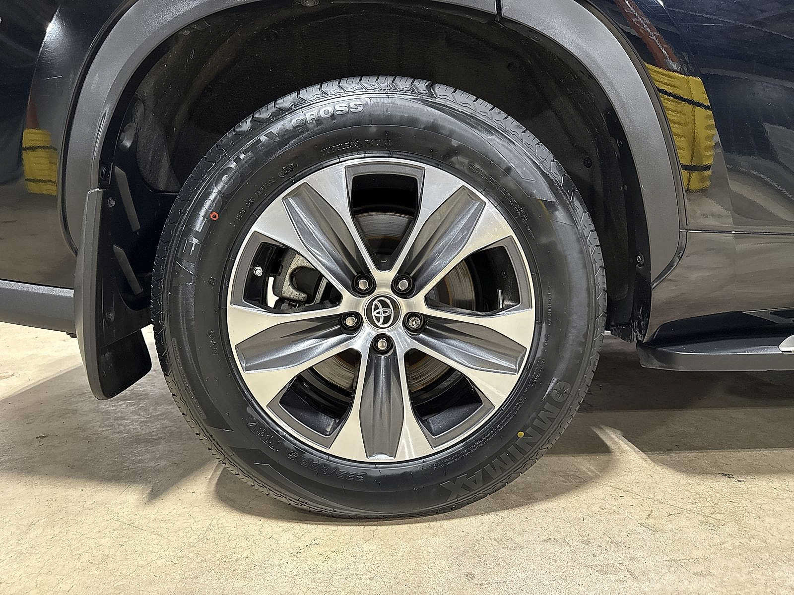 Used 2024 Toyota Highlander XLE AWD/4WD image 10