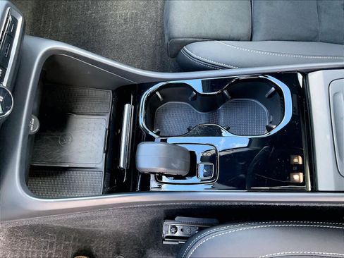 Used 2023 Volvo XC40 Recharge Plus w/ Protection Package Premier image 20