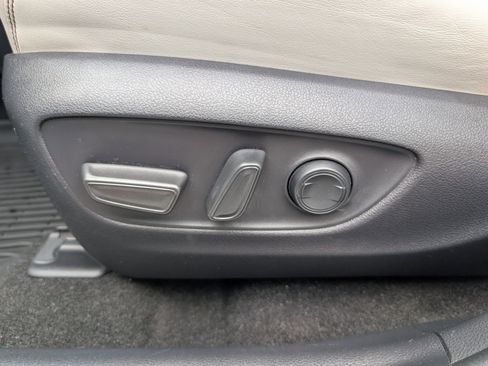 Used 2019 Toyota RAV4 Limited image 16