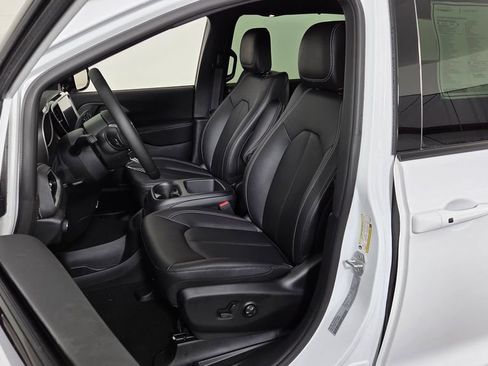 New 2026 Chrysler Pacifica Select FWD image 13