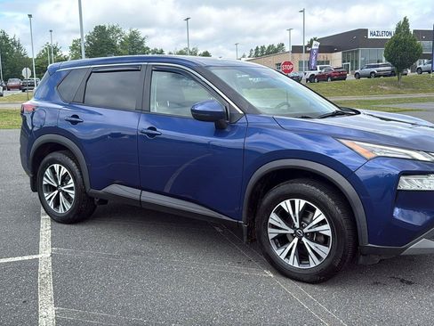 Used 2022 Nissan Rogue SV FWD image 2