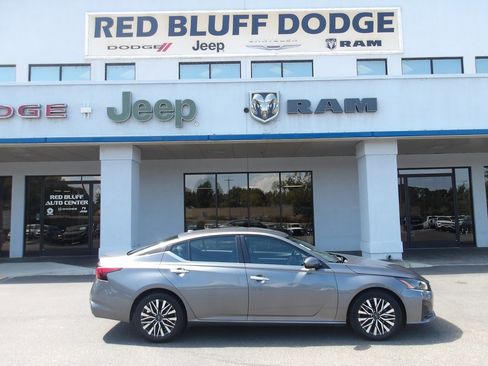 Used 2023 Nissan Altima 2.5 SV image 1